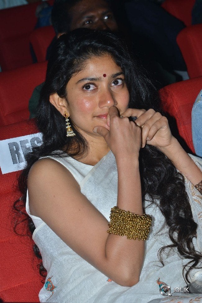 Sai-Pallavi-at-Padi-Padi-Leche-Manasu-Movie-Pre-Release-Event